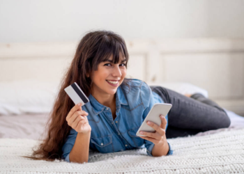 Porto Seguro Bank lança cartões de crédito produzidos com partes de carros da Fórmula 1.