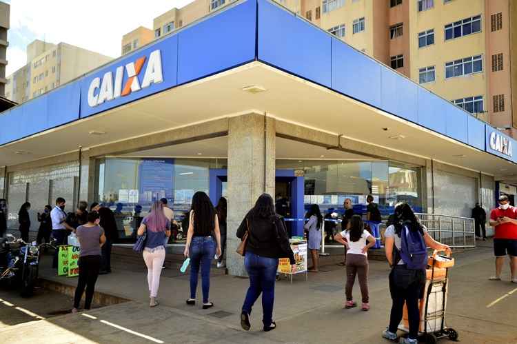 multa-aplicada-caixa-e-penalizada-e-deve-indenizar-cliente-por-demora-no-atendimento