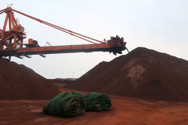 Minério de ferro inverte direção e fecha em queda na China